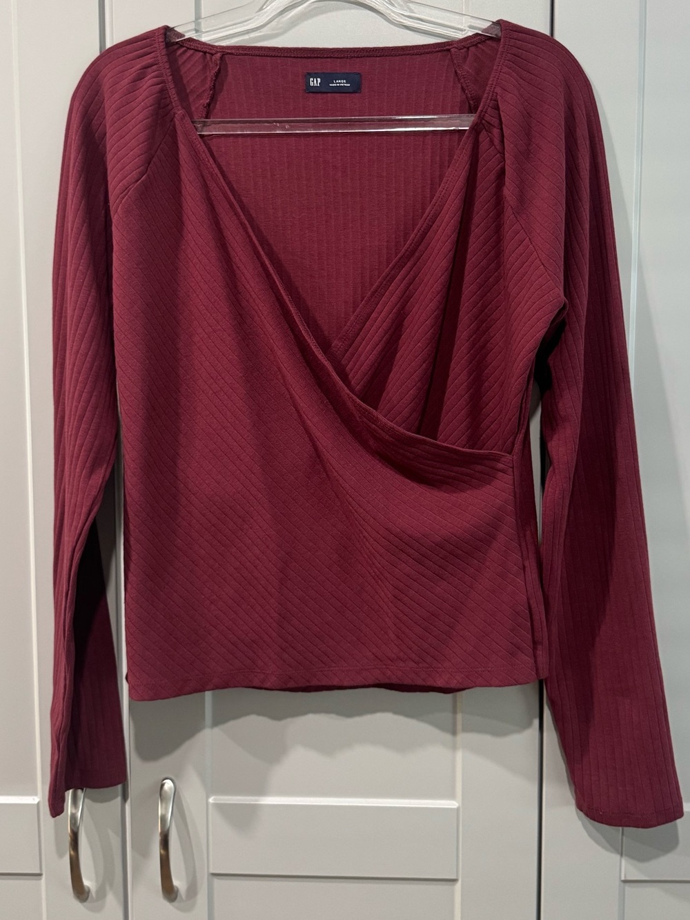 GAP Long Sleeve Ribbed Wrap Top in Wine